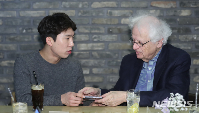 【서울=뉴시스】조수정 기자 = 10년 만에 내한공연하는 첼로 거장 로런스 레서(Laurence Lesser)가 19일 오전 서울 서초동 예술의전당에서 인터뷰에 앞서 제자인 첼리스트 문태국(왼쪽)으로부터 최근 발매한 인터내셔널 데뷔앨범 '첼로의 노래' 음반을 선물받고 있다. 로런스 레서는 세계 클래식 역사상 손꼽히는 명 첼리스트 파블로 카잘스, 가스파르 카사도, 그레고르 피아티고르스키와 같은 인물들과 행보를 같이 해온 세계 첼로계의 살아있는 유산과 같은 인물이다. 로런스 레서는 21일 오후 8시 금호아트홀에서 열리는 '2019 금호아트홀 기획공연 아름다운 목요일'에서 '위대한 첼로' 시리즈로 독주 무대를 펼친다. 문태국은 최근 인터내셔널 데뷔앨범 '첼로의 노래'를 발매하고 22일 오후 8시 예술의전당 IBK챔버홀에서 앨범 발매를 기념해 피아니스트 한지호와 듀오 리사이틀을 연다. 2019.03.19. chocrystal@newsis.com