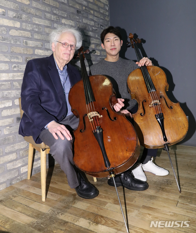 【서울=뉴시스】조수정 기자 = 10년 만에 내한공연하는 첼로 거장 로런스 레서(Laurence Lesser)와 그의 제자인 첼리스트 문태국(오른쪽)이 19일 오전 서울 서초동 예술의전당에서 인터뷰에 앞서 포즈를 취하고 있다. 로런스 레서는 세계 클래식 역사상 손꼽히는 명 첼리스트 파블로 카잘스, 가스파르 카사도, 그레고르 피아티고르스키와 같은 인물들과 행보를 같이 해온 세계 첼로계의 살아있는 유산과 같은 인물이다. 로런스 레서는 21일 오후 8시 금호아트홀에서 열리는 '2019 금호아트홀 기획공연 아름다운 목요일'에서 '위대한 첼로' 시리즈로 독주 무대를 펼친다. 문태국은 최근 인터내셔널 데뷔앨범 '첼로의 노래'를 발매하고 22일 오후 8시 예술의전당 IBK챔버홀에서 앨범 발매를 기념해 피아니스트 한지호와 듀오 리사이틀을 연다. 2019.03.19. chocrystal@newsis.com