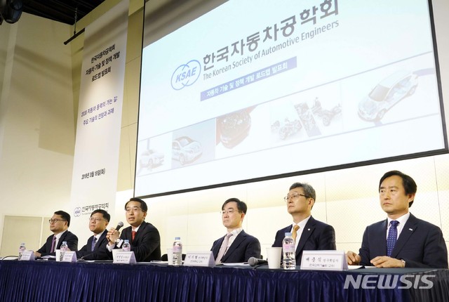 【서울=뉴시스】한국자동차공학회 자동차 기술 및 정책 개발 로드맵 연구위원회의 연구책임자들이 19일 서울 중구에 위치한 페럼타워 페럼홀에서 ‘2030 자동차 동력의 가는 길: 주요 기술의 전망과 과제’를 주제로 개최한 ‘한국자동차공학회 자동차 기술 및 정책 개발 로드맵 발표회’에서 동력원 별 미래 자동차 기술 발전에 핵심 역할을 할 기술 및 전망 발표에 이어 질의 응답을 하고 있다. 왼쪽부터 한국자동차공학회 자동차 기술 및 정책 개발 로드맵 연구위원회 김민수 교수(서울대학교), 황성호 교수(성균관대학교), 민경덕 위원장(한국자동차공학회 부회장, 서울대학교 교수), 박영일 교수(서울과학기술대학교), 이기형 교수(한양대학교), 배충식 교수(한국과학기술원). 2019.03.19. (사진=한국자동차공학회 제공) photo@newsis.com