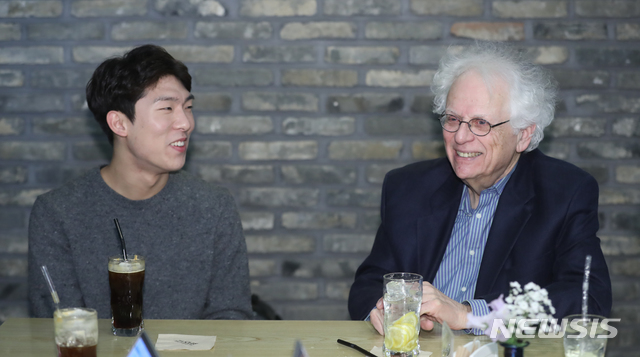 【서울=뉴시스】조수정 기자 = 10년 만에 내한공연하는 첼로 거장 로런스 레서(Laurence Lesser)와 그의 제자인 첼리스트 문태국(왼쪽)이 19일 오전 서울 서초동 예술의전당에서 인터뷰 하고 있다. 로런스 레서는 세계 클래식 역사상 손꼽히는 명 첼리스트 파블로 카잘스, 가스파르 카사도, 그레고르 피아티고르스키와 같은 인물들과 행보를 같이 해온 세계 첼로계의 살아있는 유산과 같은 인물이다. 로런스 레서는 21일 오후 8시 금호아트홀에서 열리는 '2019 금호아트홀 기획공연 아름다운 목요일'에서 '위대한 첼로' 시리즈로 독주 무대를 펼친다. 문태국은 최근 인터내셔널 데뷔앨범 '첼로의 노래'를 발매하고 22일 오후 8시 예술의전당 IBK챔버홀에서 앨범 발매를 기념해 피아니스트 한지호와 듀오 리사이틀을 연다. 2019.03.19. chocrystal@newsis.com