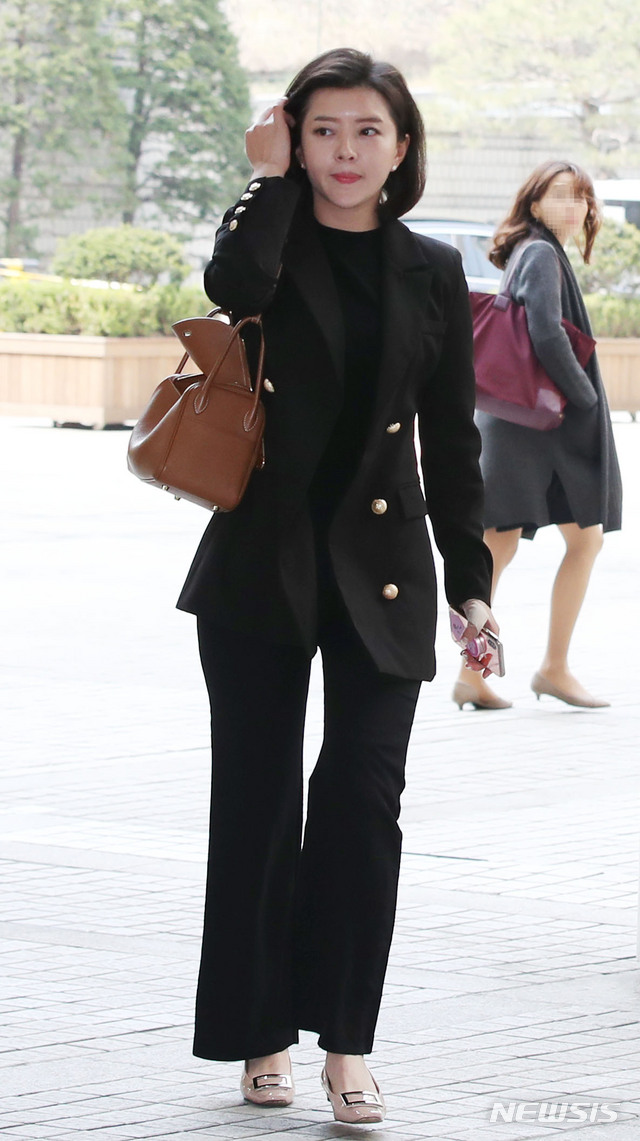 【서울=뉴시스】박미소 수습기자 = 주부 블로거의 명예를 훼손한 혐의로 재판에 넘겨진 '도도맘' 김미나(37)씨가 선고 공판에 출석하기 위해 19일 오후 서울 서초구 서울중앙지방법원에 들어서고 있다. 2019.03.19. misocamera@newsis.com