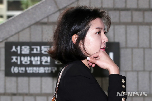【서울=뉴시스】박미소 수습기자 = 주부 블로거의 명예를 훼손한 혐의로 재판에 넘겨진 '도도맘' 김미나(37)씨가 선고 공판에 출석하기 위해 19일 오후 서울 서초구 서울중앙지방법원에 들어서고 있다. 2019.03.19. misocamera@newsis.com