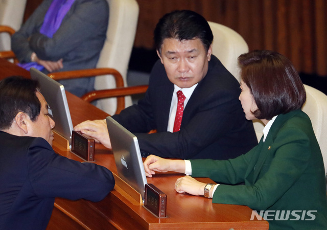 【서울=뉴시스】박영태 기자 = 지난 3월19일 오후 서울 영등포구 여의도 국회 본회의장에서 열린 제367회국회(임시회) 제5차 본회의에서 나경원 자유한국당 원내대표, 정용기 정책위의장, 정양석 원내수석부대표가 이야기를 나누고 있다. 2019.03.19.since1999@newsis.com