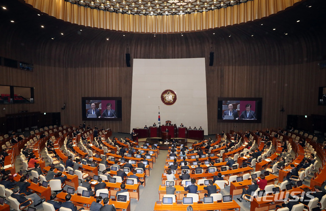 【서울=뉴시스】박영태 기자 = 19일 오후 서울 영등포구 여의도 국회 본회의장에서 열린 제367회국회(임시회) 제5차 본회의 대정부 질문에서 이석현 의원이 김부겸 행정안전부 장관에게 질문하고 있다. 2019.03.19. since1999@newsis.com