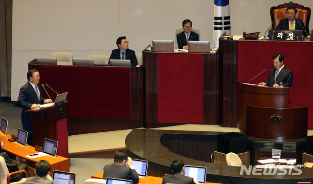 【서울=뉴시스】박영태 기자 = 19일 오후 서울 영등포구 여의도 국회 본회의장에서 열린 제367회국회(임시회) 제5차 본회의 대정부 질문에서 이석현 의원이 김부겸 행정안전부 장관에게 질문하고 있다. 2019.03.19.since1999@newsis.com