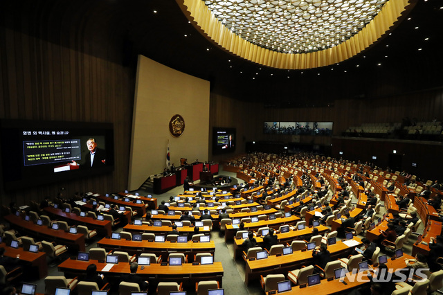 【서울=뉴시스】박영태 기자 = 19일 오후 서울 영등포구 여의도 국회 본회의장에서 열린 제367회국회(임시회) 제5차 본회의 대정부 질문에서 주호영 자유한국당 의원이 이낙연 총리에게 질문하고 있다. 2019.03.19.since1999@newsis.com