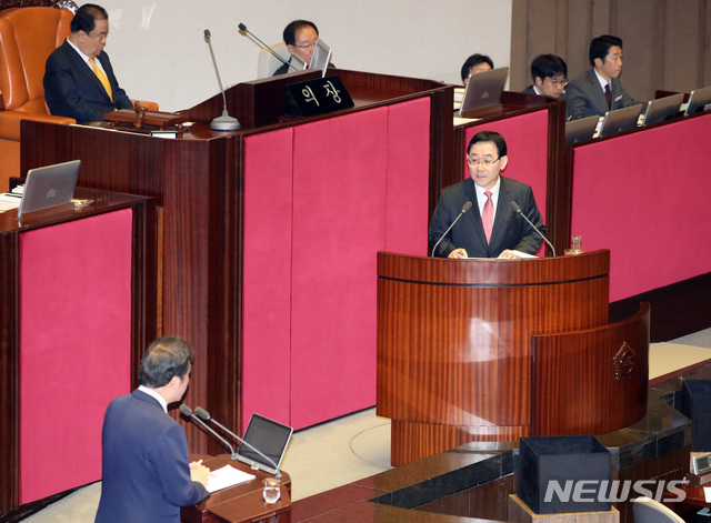 【서울=뉴시스】박영태 기자 = 19일 오후 서울 영등포구 여의도 국회 본회의장에서 열린 제367회국회(임시회) 제5차 본회의 대정부 질문에서 주호영 자유한국당 의원이 이낙연 총리에게 질문하고 있다. 2019.03.19.since1999@newsis.com