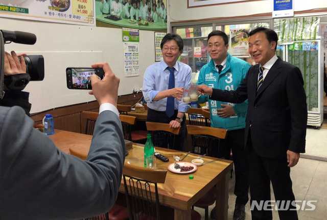 【서울=뉴시스】박영태 기자 = 바른미래당 손학규 대표와 유승민 의원이 19일 오후 경남 창원 성산 이재환 후보 지원유세에서 이 후보와 함께 기념촬영을 하고 있다. 2019.03.19.(사진=바른미래당 제공)photo@newsis.com