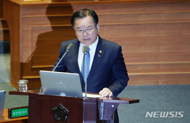 【서울=뉴시스】홍효식 기자 = 김부겸 행정안전부 장관이 19일 오후 서울 여의도 국회에서 열린 본회의에서 더불어민주당 이석현 의원의 정치에 관한 대정부질문에 답하고 있다. 2019.03.19. yesphoto@newsis.com
