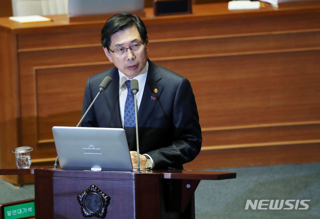 【서울=뉴시스】홍효식 기자 = 박상기 법무부 장관이 19일 오후 서울 여의도 국회에서 열린 본회의에서 대정부질문에 답하고 있다. 2019.03.19. yesphoto@newsis.com