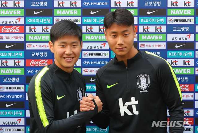 【파주=뉴시스】배훈식 기자 = 볼리비아와 콜롬비아와의 평가전을 앞두고 축구 국가대표팀에 소집된 이강인(왼쪽)과 백승호가 19일 오후 경기 파주시 NFC(국가대표 트레이닝 센터)에서 포즈를 취하고 있다. 2019.03.19. dahora83@newsis.com