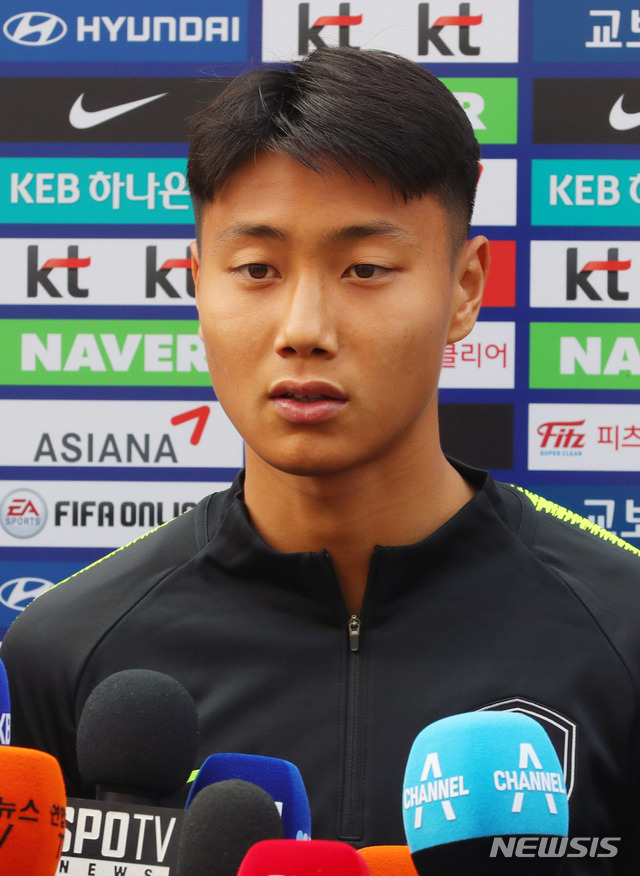 【파주=뉴시스】배훈식 기자 = 볼리비아와 콜롬비아와의 평가전을 앞두고 축구 국가대표팀에 소집된 백승호가 19일 오후 경기 파주시 NFC(국가대표 트레이닝 센터)에서 취재진의 질문에 답하고 있다. 2019.03.19. dahora83@newsis.com