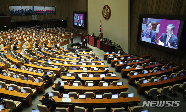 【서울=뉴시스】홍효식 기자 = 자유한국당 김재경 의원이 19일 오후 서울 여의도 국회에서 열린 본회의에서 이낙연 국무총리에게 정치에 관한 대정부질문을 하고 있다. 2019.03.19. yesphoto@newsis.com