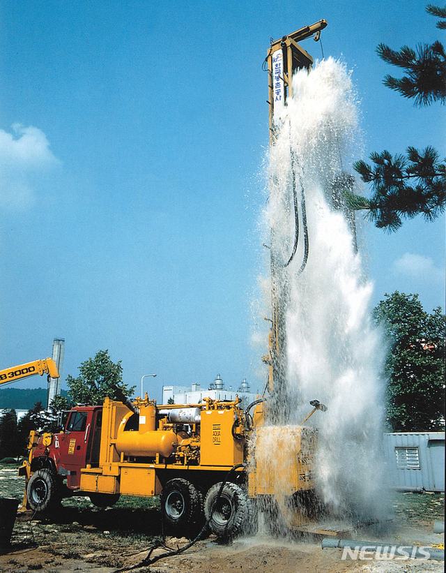 【나주=뉴시스】이창우 기자 = 한국농어촌공사가 농촌 지역의 가뭄과 폭우 등 기후변화에 효과적으로 대응하기 위해 관련 정책 발굴과 기술 고도화에 나선다. 사진은 가뭄 극복을 위해 추진한 지하수 관정 개발현장. 2019.03.19 (사진=농어촌공사 제공) photo@newsis.com