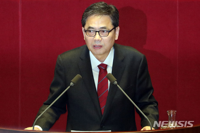 【서울=뉴시스】박영태 기자 = 19일 오후 서울 영등포구 여의도 국회 본회의장에서 열린 제367회국회(임시회) 제5차 본회의 대정부 질문에서 곽상도 자유한국당 의원의 질문하고 있다. 2019.03.19.since1999@newsis.com