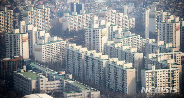 【서울=뉴시스】김선웅 기자 = 2월 주택 매매시장이 역대 최저 거래량을 기록하며 거래절벽이 이어지고 있다. 반면 전월세 거래량은 역대 최고 수준을 기록하며 수요 쏠림이 심화되고 있다. 사진은 19일 서울 시내 아파드 단지의 모습. 국토교통부에 따르면 2월 신고일 기준 (거래일로부터 60일 이내) 전국 주택매매거래량은 4만3444건으로 전년 같은 달 6만9679건 대비 37.7% 감소했다. 이는 관련 통계작성을 시작한 2006년 1월 이후 동월 기준 역대 최저 수준으로 2013년 1월(2만7070건) 이후 최근 6년1개월중 거래량이 가장 적었다. 2019.03.19. mangusta@newsis.com