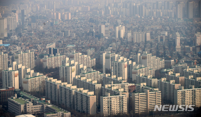 【서울=뉴시스】김선웅 기자 = 2월 주택 매매시장이 역대 최저 거래량을 기록하며 거래절벽이 이어지고 있다. 반면 전월세 거래량은 역대 최고 수준을 기록하며 수요 쏠림이 심화되고 있다. 사진은 19일 서울 시내 아파드 단지의 모습. 국토교통부에 따르면 2월 신고일 기준 (거래일로부터 60일 이내) 전국 주택매매거래량은 4만3444건으로 전년 같은 달 6만9679건 대비 37.7% 감소했다. 이는 관련 통계작성을 시작한 2006년 1월 이후 동월 기준 역대 최저 수준으로 2013년 1월(2만7070건) 이후 최근 6년1개월중 거래량이 가장 적었다. 2019.03.19. mangusta@newsis.com