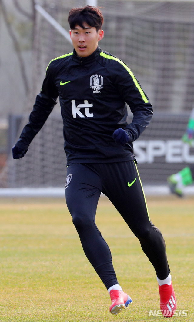 【파주=뉴시스】배훈식 기자 = 볼리비아와 콜롬비아와의 평가전을 앞두고 축구 국가대표팀에 소집된 손흥민이 19일 오후 경기 파주시 NFC(국가대표 트레이닝 센터)에서 훈련하고 있다. 2019.03.19.&nbsp; dahora83@newsis.com