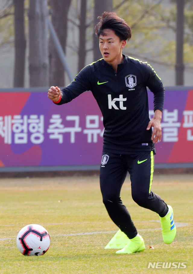 【파주=뉴시스】배훈식 기자 = 볼리비아와 콜롬비아와의 평가전을 앞두고 축구 국가대표팀에 소집된 이승우가 19일 오후 경기 파주시 NFC(국가대표 트레이닝 센터)에서 훈련하고 있다. 2019.03.19. dahora83@newsis.com