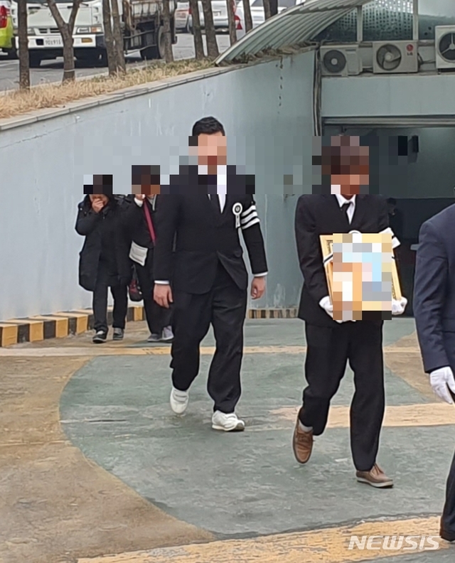 【안양=뉴시스】 최준석 기자 = 살해된 부모 장례 절차를 위해 일시적으로 구속 상태에서 풀려난 '청담동 주식 부자' 이희진씨가 20일 오전 경기 안양의 한 장례식장에서 발인을 마치고 장지로 이동하기 위해 나오고 있다. 2019.03.20 ingoeboomer@gmail.com