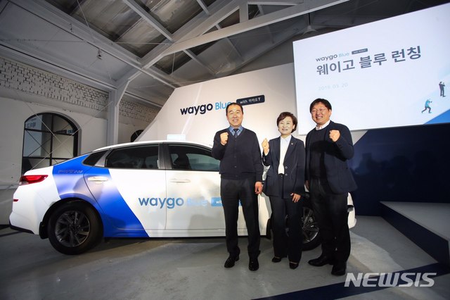 【서울=뉴시스】 김현미 국토교통부 장관이 20일 오전 플랫폼 택시 브랜드인 웨이고블루·레이디 런칭 행사에 참석해 기념사진을 촬영중이다.(사진제공=국토부)