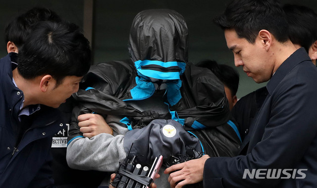 【안양=뉴시스】추상철 기자 = '청담동 주식부자'로 불리는 이희진 씨의 부모를 살해한 혐의를 받는 김모 씨가 20일 오전 구속 전 피의자 심문(영장실질심사)를 받기 위해 경기 안양동안경찰서를 나서고 있다. 2019.03.20. scchoo@newsis.com 