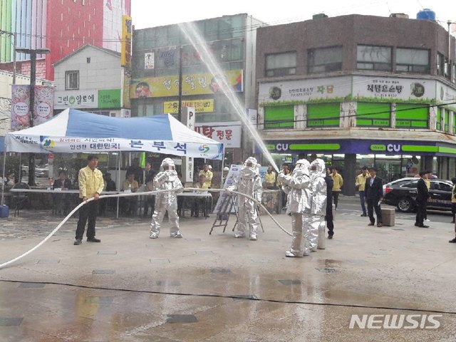 【창원=뉴시스】강경국 기자 = 20일 경남 창원시 마산합포구에서 제410차 민방위의 날 화재 대피 훈련이 실시되고 있다. 2019.03.20. (사진=창원시청 제공)photo@newsis.com