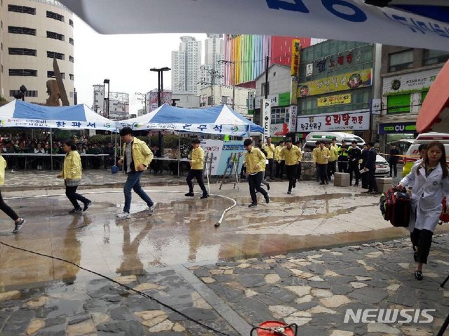 【창원=뉴시스】강경국 기자 = 20일 경남 창원시 마산합포구에서 제410차 민방위의 날 화재 대피 훈련이 실시되고 있다. 2019.03.20. (사진=창원시청 제공) photo@newsis.com