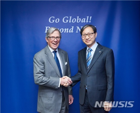 【서울=뉴시스】 국민연금공단은 피터 그라우어 (Peter Grauer) 블룸버그(Bloomberg) 회장이 20일 오후 서울 중구에 있는 국민연금공단 국제협력센터를 방문해 김성주 이사장과 면담했다고 밝혔다. 사진은 김성주 국민연금공단 이사장(오른쪽)과 피터 그라우어 블룸버그 회장(왼쪽)이 사진촬영에 응하는 모습.(사진=국민연금공단 제공)
