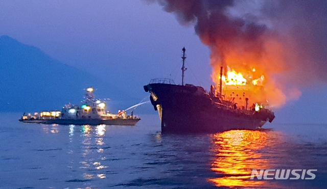 【여수=뉴시스】류형근 기자 = 20일 오전 5시38분께 전남 여수시 오동도 동쪽 약 5㎞ 해상에서 석유제품운반선에서 화재가 발생해 신고를 받고 출동한 여수해경이 진화작업을 벌이고 있다. 2019.03.20. (사진=전남 여수해양경찰서 제공) photo@newsis.com