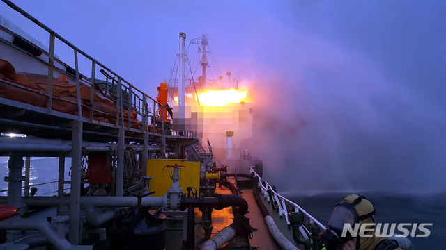 【여수=뉴시스】류형근 기자 = 20일 오전 5시38분께 전남 여수시 오동도 동쪽 약 5㎞ 해상에서 석유제품운반선에서 화재가 발생해 신고를 받고 출동한 여수해경이 진화작업을 벌이고 있다. 2019.03.20. (사진=전남 여수해양경찰서 제공) photo@newsis.com