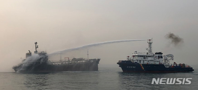 【여수=뉴시스】변재훈 기자 = 20일 오전 5시38분께 전남 여수시 오동도 동쪽 약 5㎞ 해상을 지나던 석유제품운반선에서 불이 나 신고를 받고 출동한 여수해경이 진화작업을 벌이고 있다. 2019.03.20. (사진=전남 여수해양경찰서 제공) photo@newsis.com