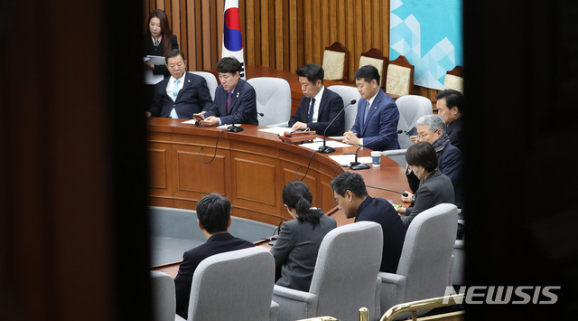 【서울=뉴시스】홍효식 기자 = 선거제 패스트트랙 처리를 두고 바른미래당 내 갈등이 격화되고 있는 가운데 손학규 대표와 김관영 원내대표를 비롯한 의원들이 20일 오전 서울 여의도 국회에서 열린 비공개 최고위원회의 겸 의원총회에 참석해 자리하고 있다. 2019.03.20.&nbsp; yesphoto@newsis.com
