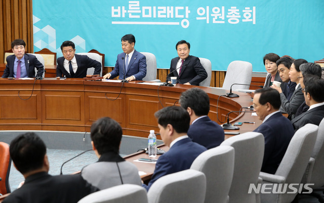 【서울=뉴시스】홍효식 기자 = 선거제 패스트트랙 처리를 두고 바른미래당 내 갈등이 격화되고 있는 가운데 손학규 대표와 김관영 원내대표를 비롯한 의원들이 20일 오전 서울 여의도 국회에서 열린 비공개 최고위원회의 겸 의원총회에 참석해 자리하고 있다. 2019.03.20.&nbsp; yesphoto@newsis.com