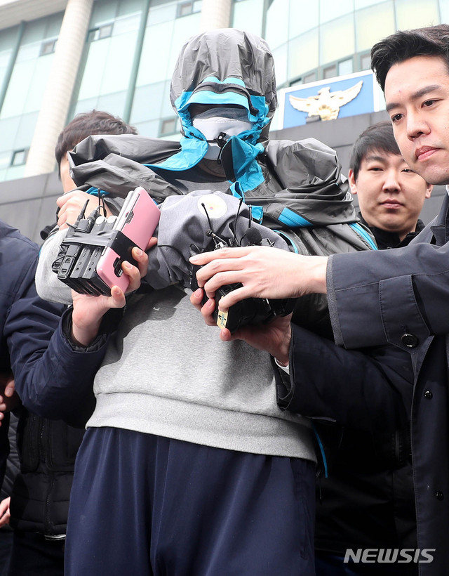 【안양=뉴시스】추상철 기자 = '청담동 주식부자'로 불리는 이희진 씨의 부모를 살해한 혐의를 받는 김모 씨가 20일 오전 구속 전 피의자 심문(영장실질심사)를 받기 위해 경기 안양동안경찰서를 나서고 있다. 2019.03.20. scchoo@newsis.com