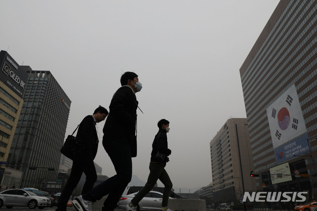 【서울=뉴시스】박미소 수습기자 = 서울에 초미세먼지주의보가 발령된 20일 오전 서울 종로구 광화문 네거리에서 시민들이 미세먼지 마스크를 쓰고 출근길에 나서고 있다. 2019.03.20. misocamera@newsis.com