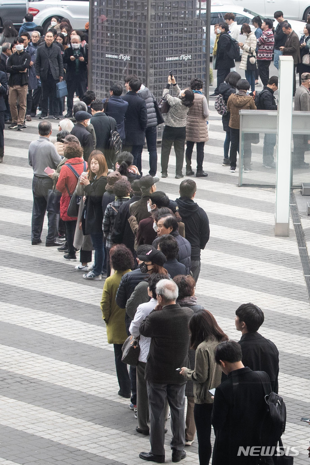【서울=뉴시스】이영환 기자 = 20일 오전 서울 서초구 삼성전자 서초사옥에서 열린 '삼성전자 제50기 정기 주주총회'에서 주주들이 입장을 위해 줄지어 서 있다. 2019.03.20.&nbsp; photo@newsis.com