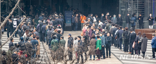 【서울=뉴시스】이영환 기자 = 20일 오전 서울 서초구 삼성전자 서초사옥에서 열린 '삼성전자 제50기 정기 주주총회'에서 주주들이 입장을 위해 줄지어 서 있다. 2019.03.20. photo@newsis.com