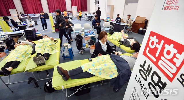 【부산=뉴시스】 하경민 기자 = 20일 부산 연제구 부산시청 1층 대회의실에서 열린 '2019 제1회 부산시 직원 헌혈의 날'에 참가한 공무원, 시민 등이 릴레이 헌혈을 하고 있다. 2019.03.20.&nbsp;&nbsp; yulnetphoto@newsis.com