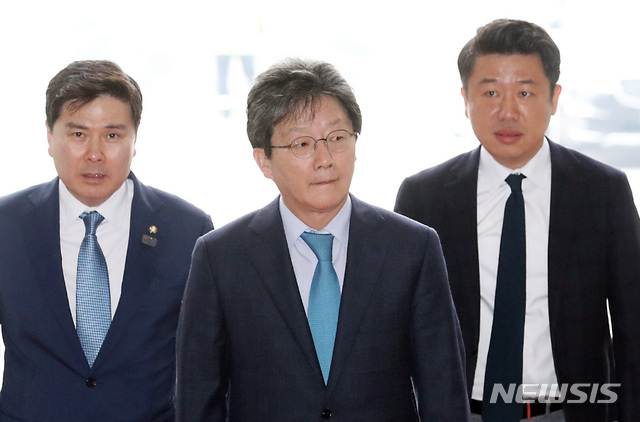 【서울=뉴시스】이종철 기자 = 20일 서울 여의도 국회에서 열린 바른미래당 최고위원회의 겸 의원총회에 참석하는 유승민 의원(가운데)이 지상욱, 유의동 의원과 함께 심각한 표정으로 국회 본청으로 들어오고 있다. 2019.03.20.&nbsp; jc4321@newsis.com