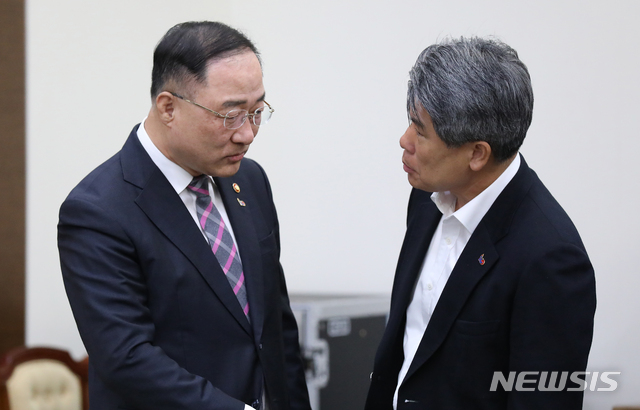 【서울=뉴시스】전신 기자 = 20일 청와대 여민관에서 홍남기 경제부총리 겸 기획재정부 장관이 문재인 대통령에게 주요 경제 현안 보고 전 윤종원 경제수석과 대화하고 있다. 2019.03.20. photo1006@newsis.com