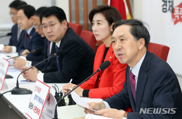 【서울=뉴시스】이종철 기자 = 20일 서울 여의도 국회에서 열린 자유한국당 청와대특감반 진상조사단 및 김경수 드루킹 특위 연석회의에서 김기현 전 울산시장이 발언하고 있다. 2019.03.20. jc4321@newsis.com