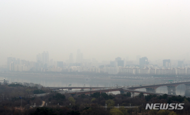 【서울=뉴시스】이영환 기자 = 서울과 전국 대부분 지역의 미세먼지와 초미세먼지 농도가 나쁨을 보였던 지난 20일 오후 서울 성동구 응봉산에서 바라본 하늘. 2019.03.20. 20hwan@newsis.com