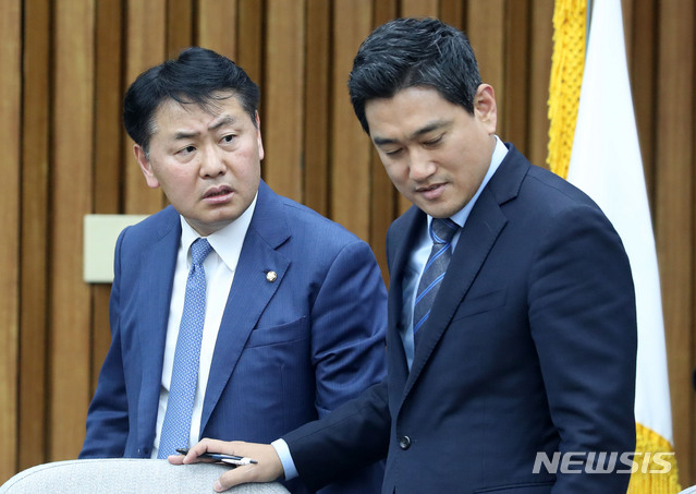 【서울=뉴시스】홍효식 기자 = 바른미래당 김관영(왼쪽) 원내대표, 오신환 사무총장이 20일 오후 서울 여의도 국회에서 열린 선거제 패스트트랙 처리 관련 비공개 의원총회를 마친 뒤 심각한 표정으로 이야기를 나누고 있다. 2019.03.20. yesphoto@newsis.com