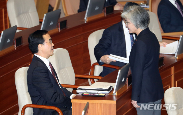 【서울=뉴시스】홍효식 기자 = 조명균 통일부, 강경화 외교부 장관이 20일 오후 서울 여의도 국회에서 열린 본회의에서 이야기를 나누고 있다. 2019.03.20. yesphoto@newsis.com