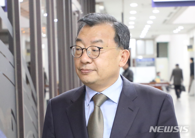 【서울=뉴시스】 전진환 기자 = 박근혜 정부 시절 청와대홍보수석으로 세월호 관련 보도에 개입한 혐의로 기소된 이정현 무소속 의원이 20일 오전 서울 서초구 서울중앙지법에서 열린 항소심 공판에 출석하고 있다. 2019.03.20.amin2@newsis.com