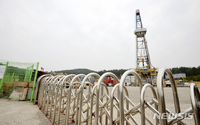 【대구=뉴시스】우종록 기자 = 포항지진은 지열발전소 촉발 지진이라고 정부 조사연구단이 발표한 20일 오후 경북 포항시 북구 흥해읍 남송리에 위치한 지열발전소가 모든 연구 활동을 멈춘 채 서 있다. 2019.03.20.&nbsp; wjr@newsis.com