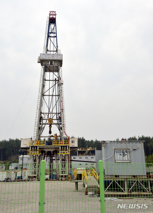 【대구=뉴시스】우종록 기자 = 포항지진은 지열발전소 촉발 지진이라고 정부 조사연구단이 발표한 20일 오후 경북 포항시 북구 흥해읍 남송리에 위치한 지열발전소가 모든 연구 활동을 멈춘 채 서 있다. 2019.03.20. wjr@newsis.com