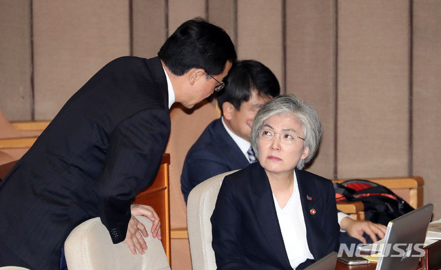 【서울=뉴시스】홍효식 기자 = 강경화(오른쪽) 외교부 장관, 조명균 통일부 장관이 20일 오후 서울 여의도 국회에서 열린 본회의에서 이야기를 나누고 있다. 2019.03.20. yesphoto@newsis.com