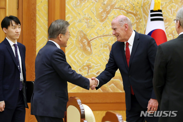 【서울=뉴시스】박진희 기자 = 문재인 대통령이 20일 청와대에서 방한중인 댄 코츠(Dan Coats) 미국 국가정보국(DNI) 국장을 접견하고 있다. 댄 코츠 국장은 지난 19일 2박 3일 일정으로 방한중이며, 중앙정보국(CIA), 연방수사국(FBI), 국가안전보장국(NSA), 국방정보국(DIA), 국가정찰처(NRO) 등 미국 16개 정보기관을 통솔하는 정보기관 수장이다. 2019.03.20. (사진=청와대 제공) photo@newsis.com